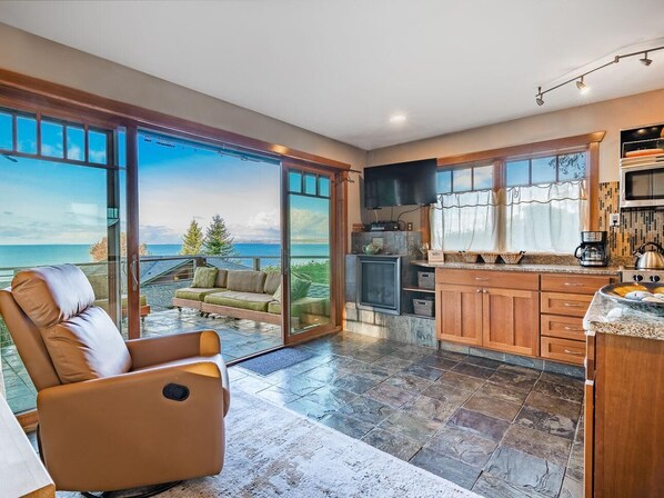 智能电视、壁炉、立体声音响