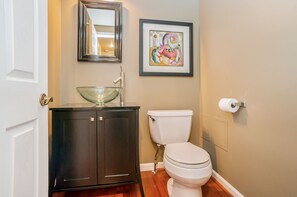 Tina con regadera, secadora de cabello, toallas, jabón 