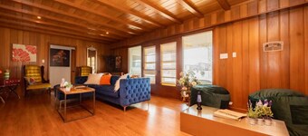 Farm Ranch/Huge Hot tub/Retro/Solar/15 Downtown