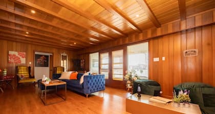 Farm Ranch/Huge Hot tub/Retro/Solar/15 Downtown