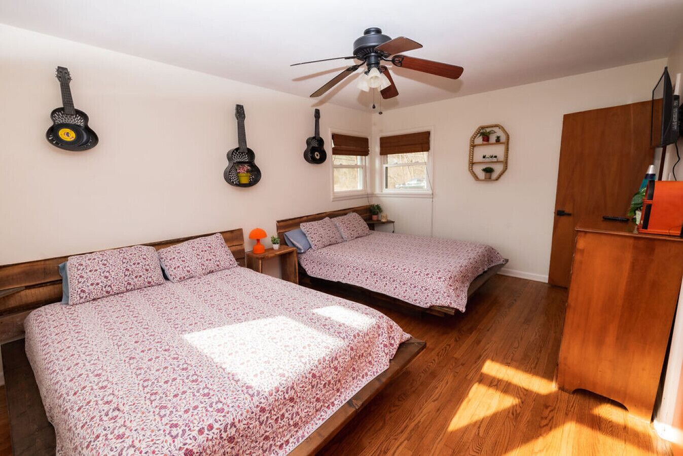 4 bedrooms, desk, iron/ironing board, travel crib