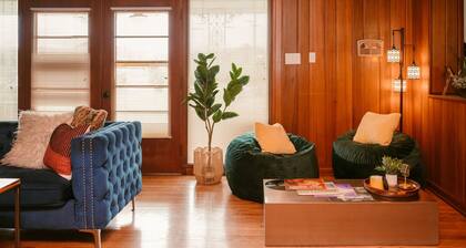 Farm Ranch/Huge Hot tub/Retro/Solar/15 Downtown