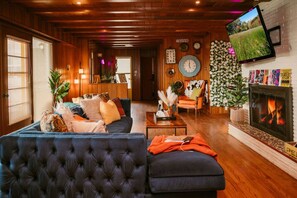 Smart TV, fireplace, video games, table football - Farm Ranch/Huge Hot tub/Retro/Solar/15 Downtown (Indianapolis)