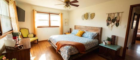 4 slaapkamers, een bureau, een strijkplank/strijkijzer, reisbedje