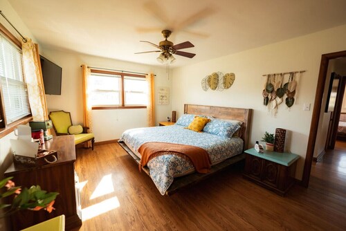 Farm Ranch/Huge Hot tub/Retro/Solar/15 Downtown