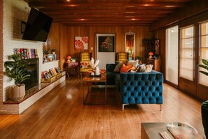 Smart-TV, Kamin, Videospiele, Tischfußball