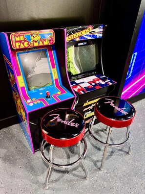 Game room - Farm Ranch/Huge Hot tub/Retro/Solar/15 Downtown (Indianapolis)