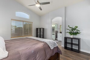 3 bedrooms, desk, WiFi, bed sheets