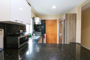 Mikrowelle, Wasserkocher mit Kaffee-/Teezubehör, Toaster, Mixer