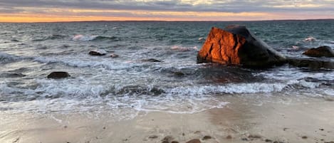 Plage à proximité, chaises longues, serviettes de plage