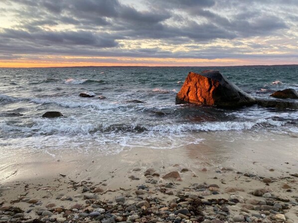 Beach nearby, sun-loungers, beach towels