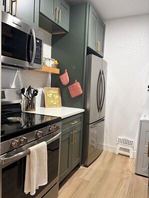 Réfrigérateur, micro-ondes, four, plaque de cuisson