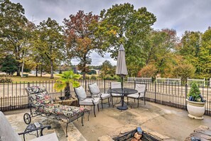 Outdoor dining - Greenville Apt w/ Patio: Work, Play & Unwind! (Greenville)