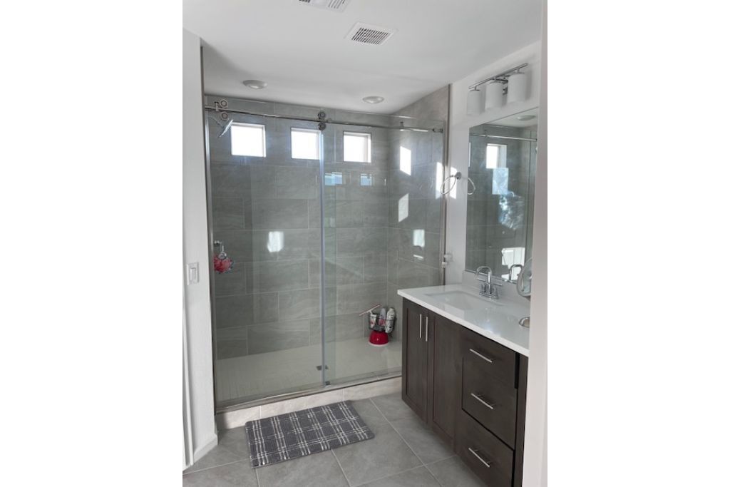 Combined shower/bathtub