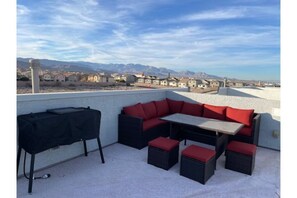 Outdoor dining - 15 minutes to Red Rock Canyon! Family-sized new house with roof top & balcony (Las Vegas)