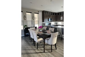 Dining - 15 minutes to Red Rock Canyon! Family-sized new house with roof top & balcony (Las Vegas)