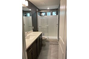 Combined shower/bathtub - 15 minutes to Red Rock Canyon! Family-sized new house with roof top & balcony (Las Vegas)
