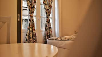 Minibar, wifi gratis y ropa de cama
