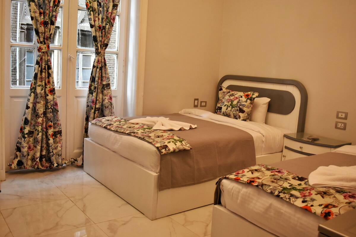 ميني بار وواي فاي مجانًا وملاءات أسرّة