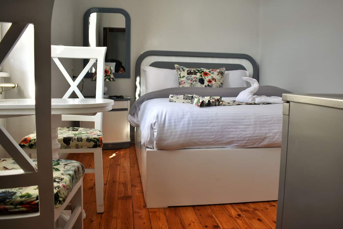 Minibar, free WiFi, bed sheets