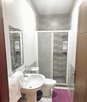 Shower, hair dryer, bidet, towels - columbia sky city (Cairo)