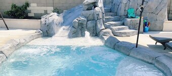 NEW HOUSE 4BE/2BA, cute POOL/SPA with slide NEAR BEACH, DISNEYLAND FOR 12!