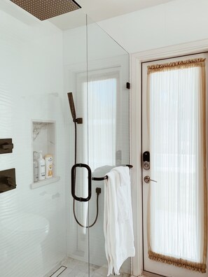 Een douche, een haardroger, handdoeken, zeep