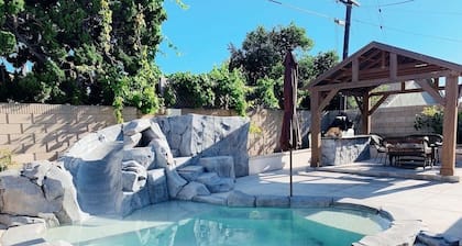 NEW HOUSE 4BE/2BA, cute POOL/SPA with slide NEAR BEACH, DISNEYLAND FOR 12!