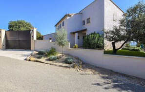 المنطقة المحيطة بالمنشأة