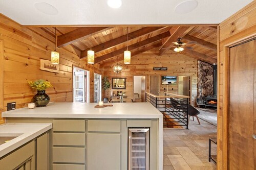 2 cabins-22 guests-2 hot tubs-Lake Access-Glamping