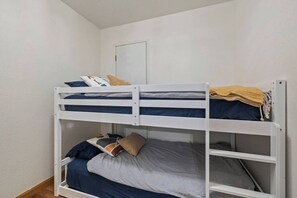 7 bedrooms, desk, free WiFi, bed sheets