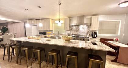 Anita’s Home, private pool and hot tub.