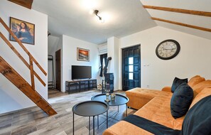 Smart TV, fireplace, stereo