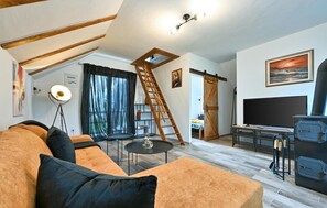 Smart TV, fireplace, stereo