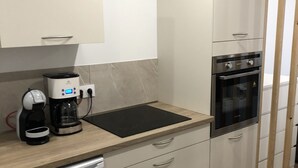 Kaffetrakter/tekoker, kjøleskap, mikrobølgeovn og ovn