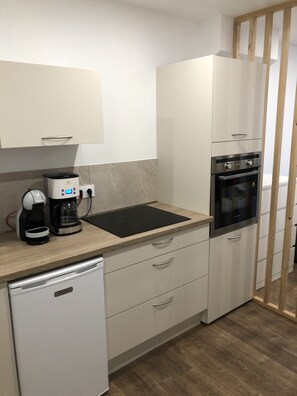 Kühlschrank, Mikrowelle, Ofen, Herdplatte