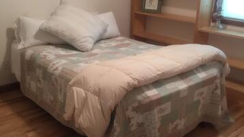 2 chambres, bureau, fer et planche Ă repasser, draps fournis