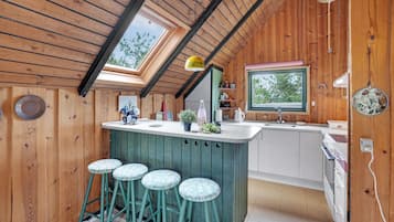 Køleskab, kogeplade, kaffe-/temaskine