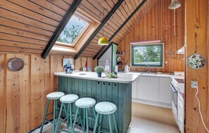 Kühlschrank, Mikrowelle, Herdplatte, Wasserkocher mit Kaffee-/Teezubehör