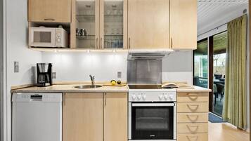 Réfrigérateur, plaque de cuisson, lave-vaisselle, cafetiÚre/bouilloire