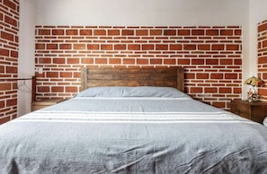 2 habitaciones, escritorio, tabla de planchar con plancha y wifi gratis