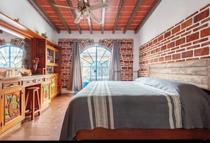 2 habitaciones, escritorio, tabla de planchar con plancha y wifi gratis