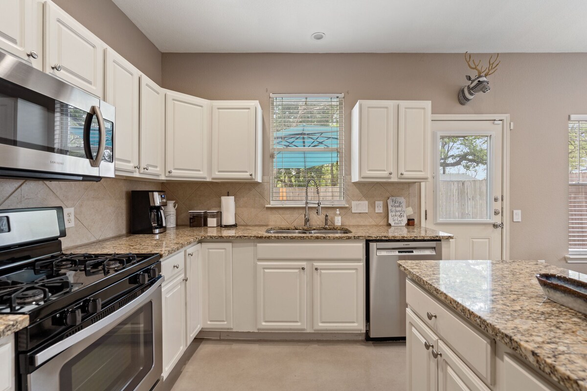 Photo 22 of ⭐️ 5-Star Reviews: King Suites + Spa Baths, Near DT, Arcade, Parking, Sleeps 18 🏡