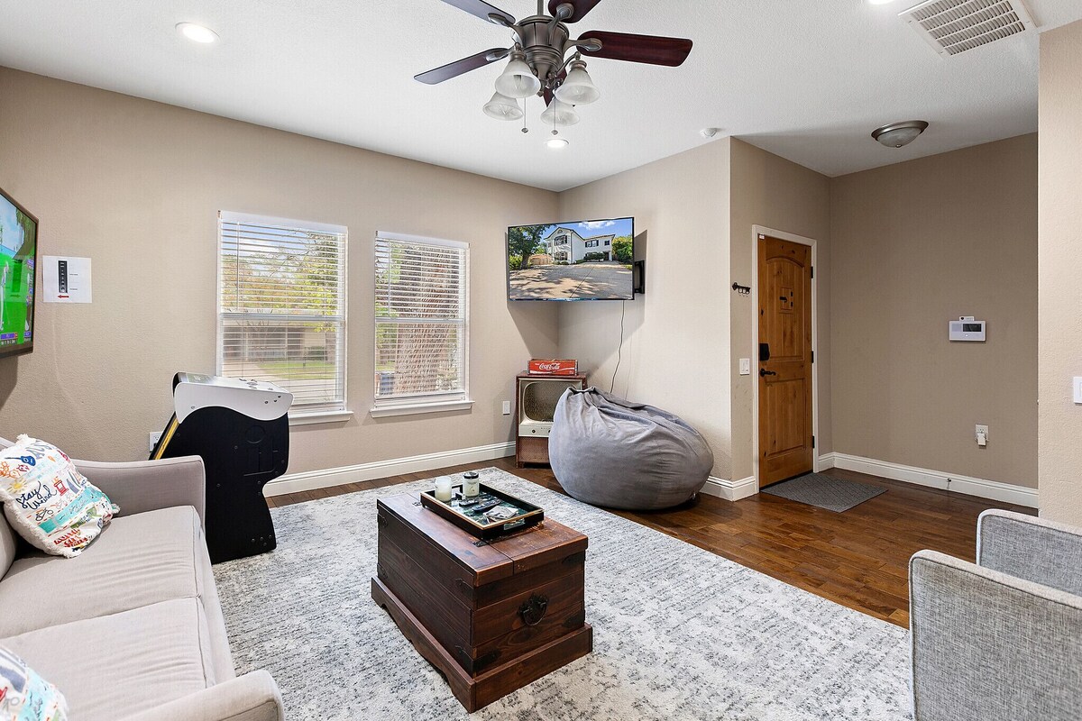 Photo 7 of ⭐️ 5-Star Reviews: King Suites + Spa Baths, Near DT, Arcade, Parking, Sleeps 18 🏡