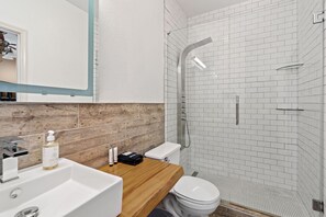 Ensemble douche/baignoire, sèche-cheveux, serviettes fournies, savon