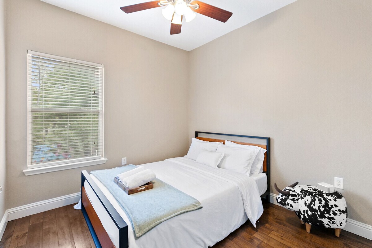 Photo 42 of ⭐️ 5-Star Reviews: King Suites + Spa Baths, Near DT, Arcade, Parking, Sleeps 18 🏡