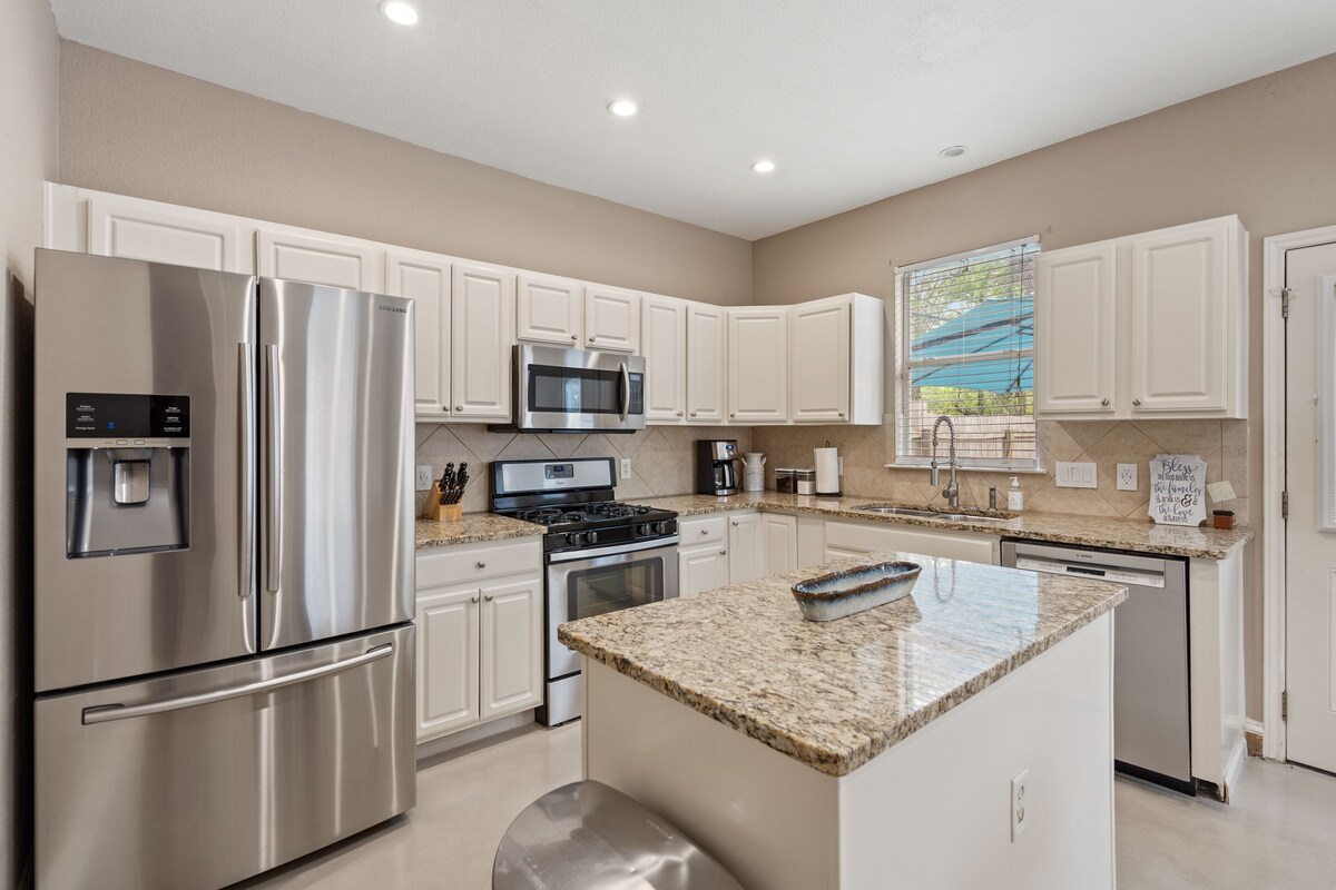 Photo 21 of ⭐️ 5-Star Reviews: King Suites + Spa Baths, Near DT, Arcade, Parking, Sleeps 18 🏡