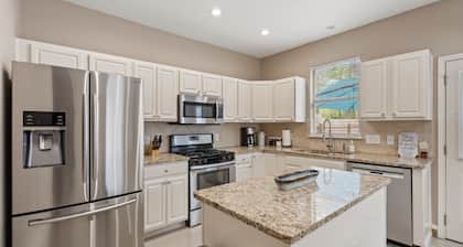 🏝️LUX Hot Tub +Chiller Near DT: Spa Baths, Yard Games, Arcade, Parking, SLEEPS 18