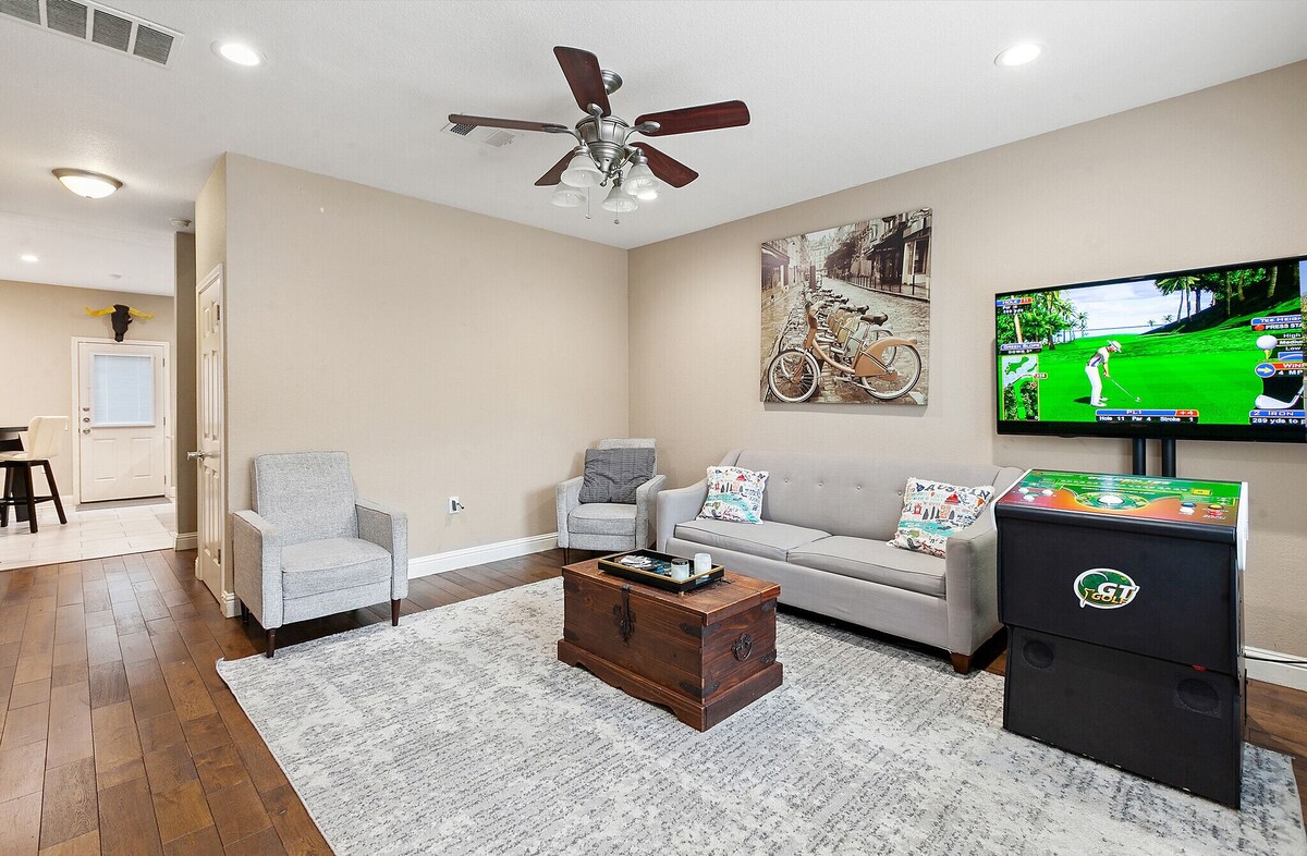 Photo 5 of ⭐️ 5-Star Reviews: King Suites + Spa Baths, Near DT, Arcade, Parking, Sleeps 18 🏡