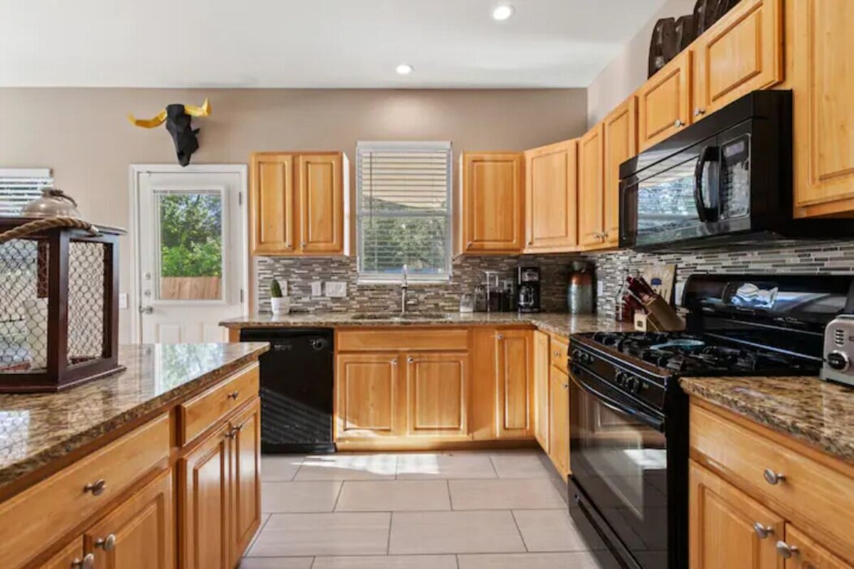 Photo 14 of ⭐️ 5-Star Reviews: King Suites + Spa Baths, Near DT, Arcade, Parking, Sleeps 18 🏡